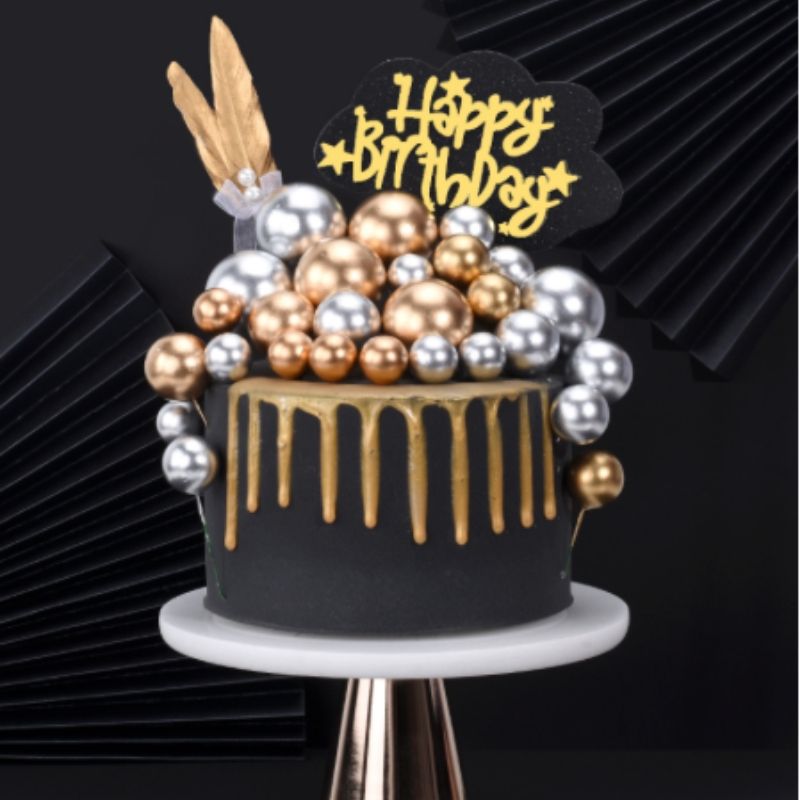 Gâteau De Chocolat D'anniversaire Avec La Décoration De Boule De